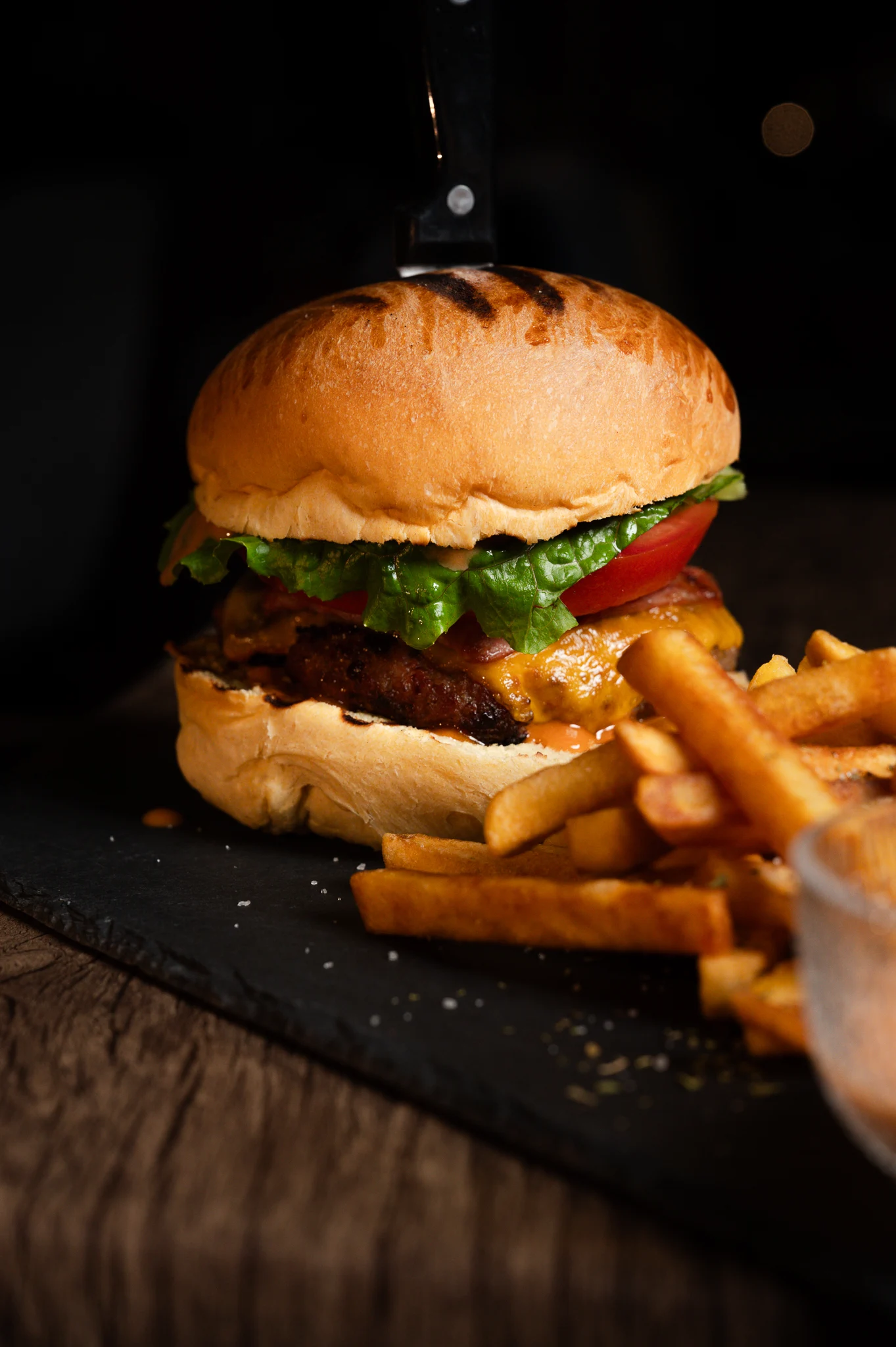 Gourmet burger με premium κοπές στο εστιατόριο Plaisir στην Αιγιάλεια.