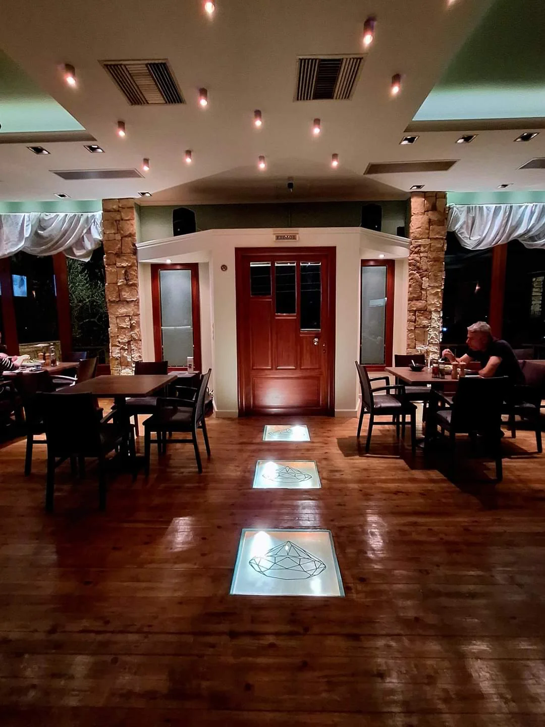 Εξωτερικό lounge δίπλα στη θάλασσα για καφέ και ποτό στην παραλία Διακοπτού.