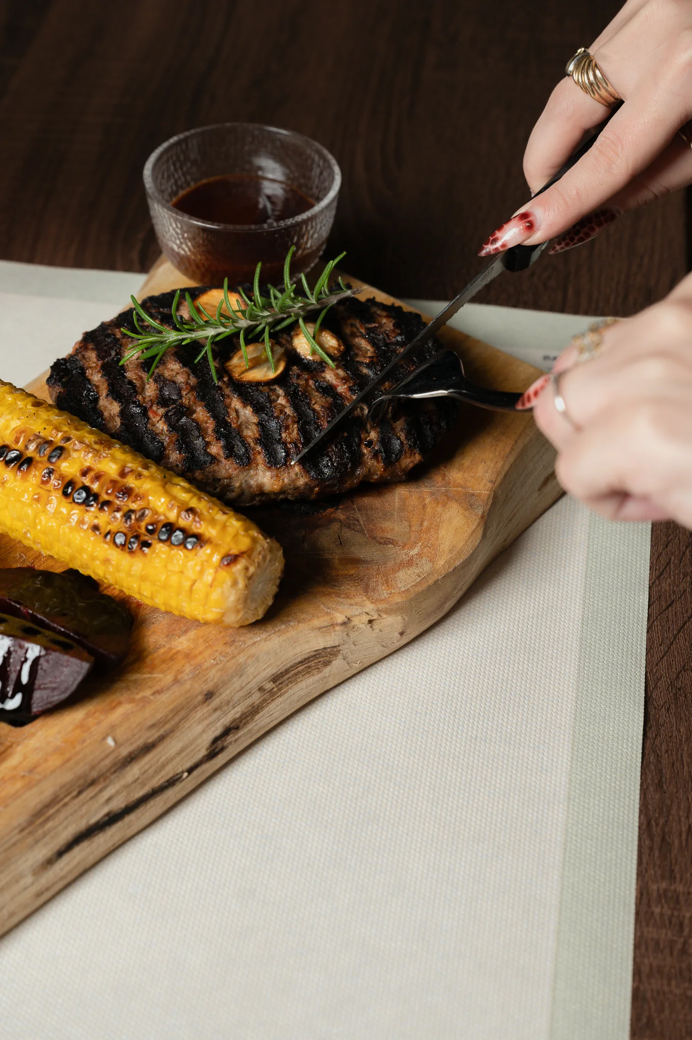 Premium κοπές ψητού κρέατος στο κορυφαίο εστιατόριο του Διακοπτού, Plaisir.